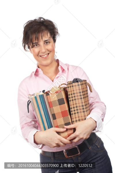 婦女拿著購物袋