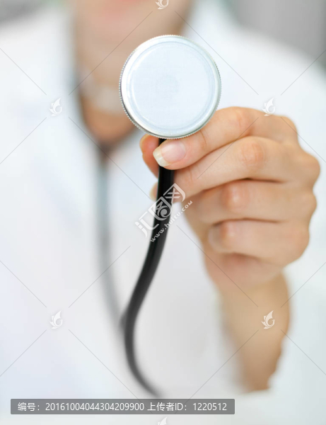 一方面在醫(yī)生的聽診器