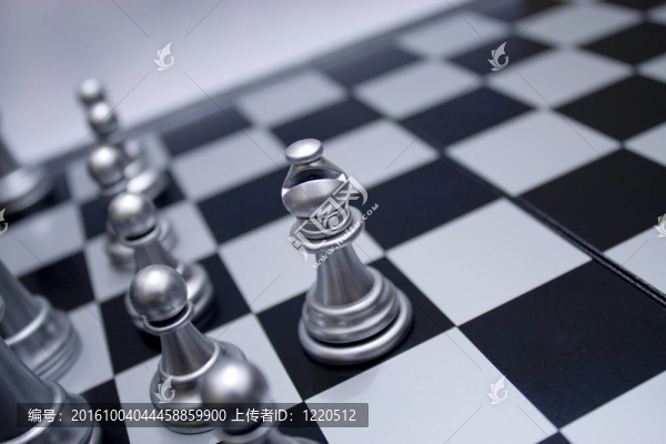 銀白色棋主教
