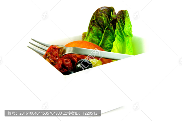 橄欖沙拉和叉子