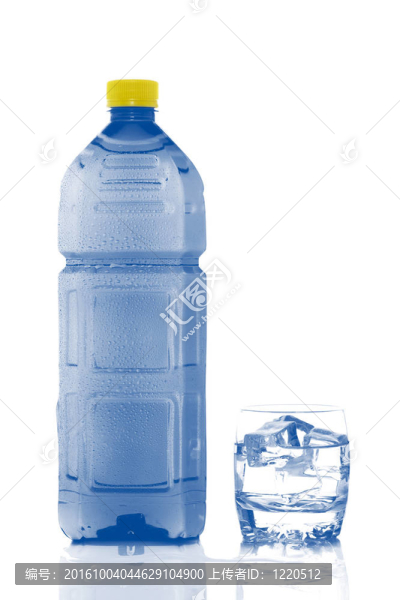 帶有水滴的礦泉水瓶和玻璃
