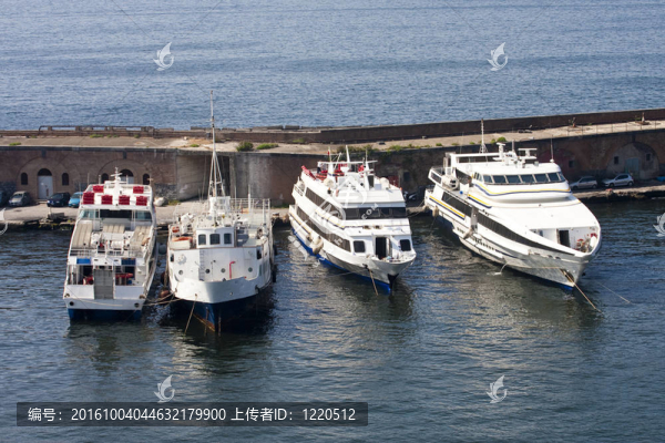 在海堤的渡船