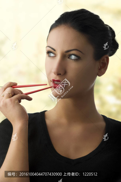 迷人的女人用筷子