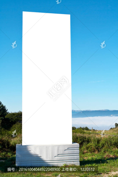 藍(lán)天上的空白廣告牌