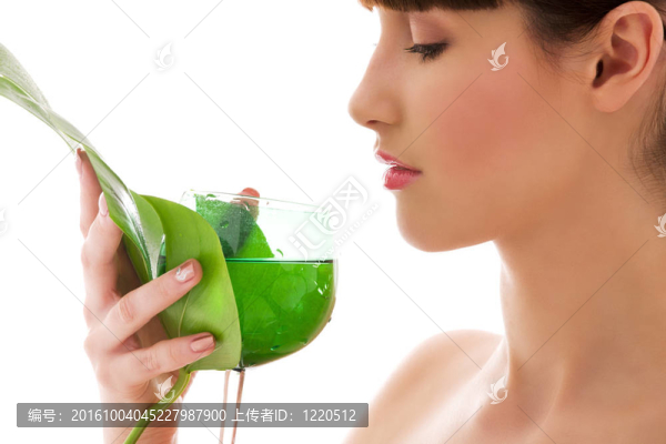 綠葉子和玻璃水的女人