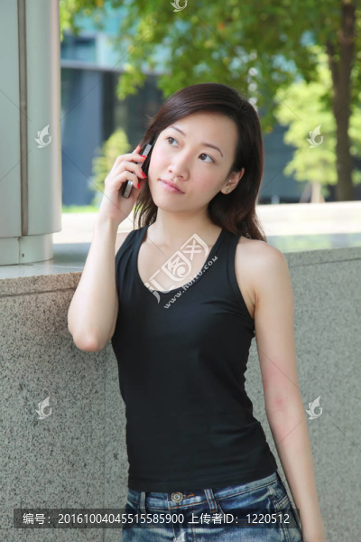 女人在電話里交談