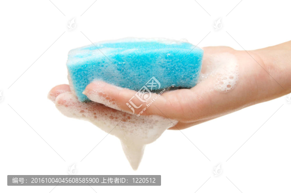 肥皂泡的手和廚房海綿