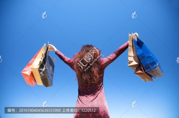 快樂購物的女人