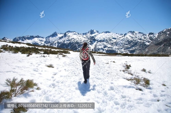跋涉在西班牙的雪山