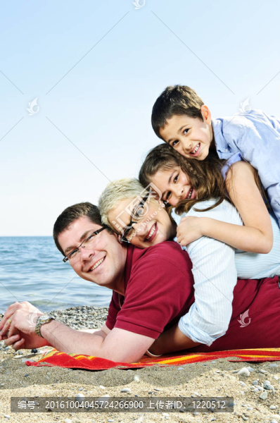 海灘上的快樂家庭