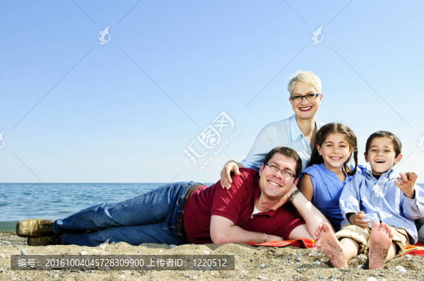 海灘上的快樂家庭