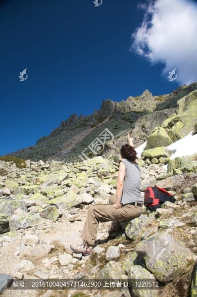 婦人指著峰