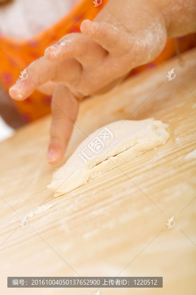小女孩制作餅干系列