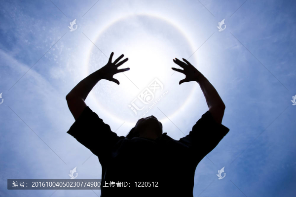 周圍有手的人暈