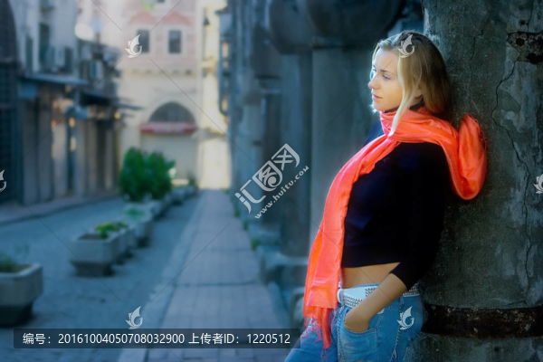 街上的紅圍巾女孩