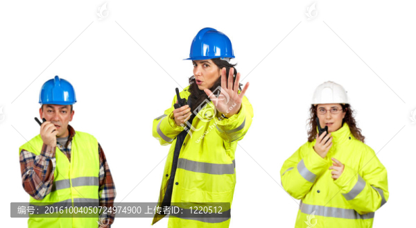建筑工人用對(duì)講機(jī)說(shuō)話
