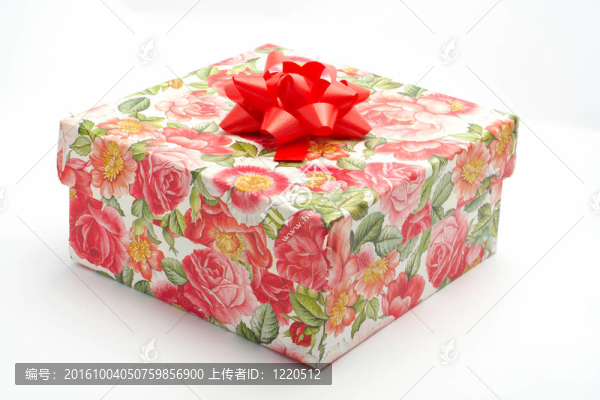 帶紅絲帶的禮品盒；白色背景