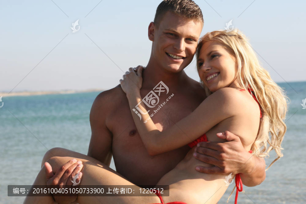 海灘上的溫柔的夫婦