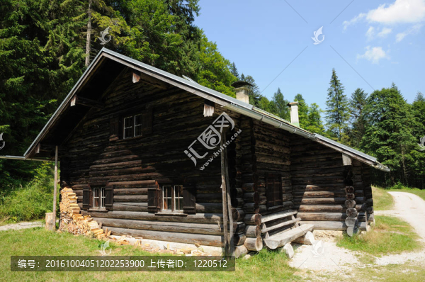 德國(guó)阿爾卑斯山的舊木屋
