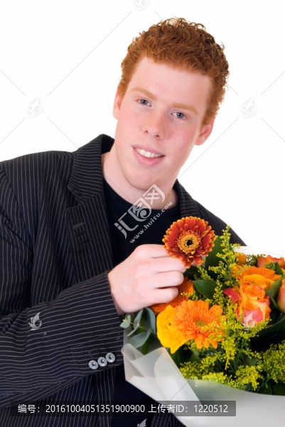 青少年與花束的花朵