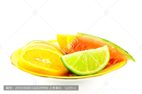 黃色板上的柑橘類水果