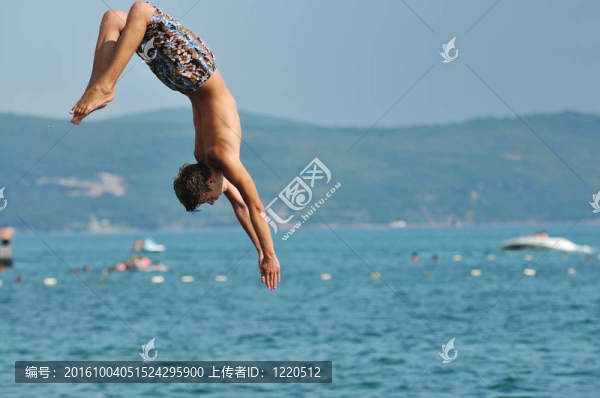 男孩跳海