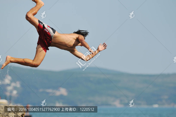 男孩跳海