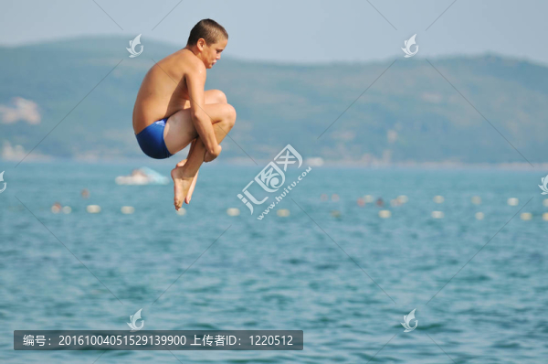 男孩跳海
