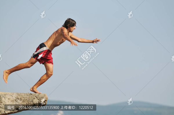 男孩跳海