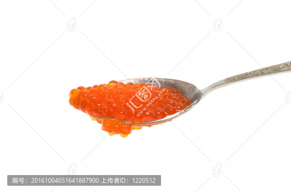 紅魚子醬在勺子