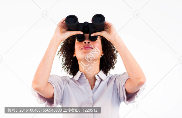 自信的女商人向上看望遠鏡