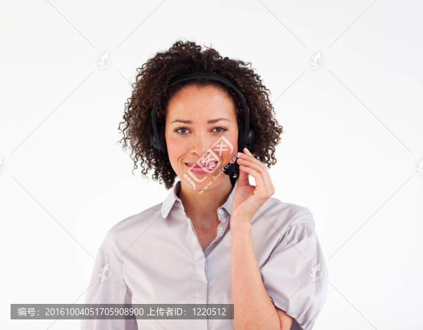 魅力女人通過耳機溝通