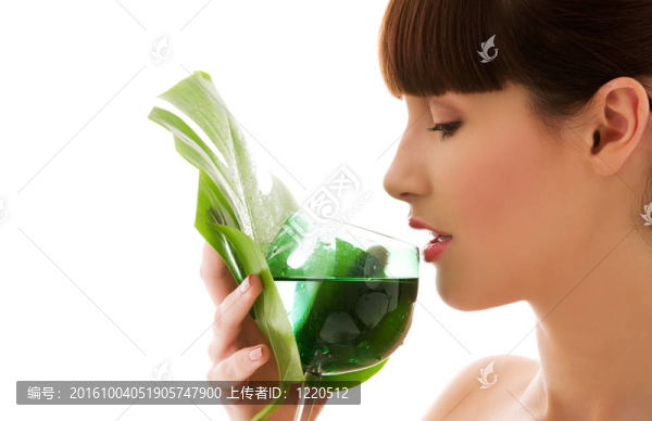 綠葉子和玻璃水的女人