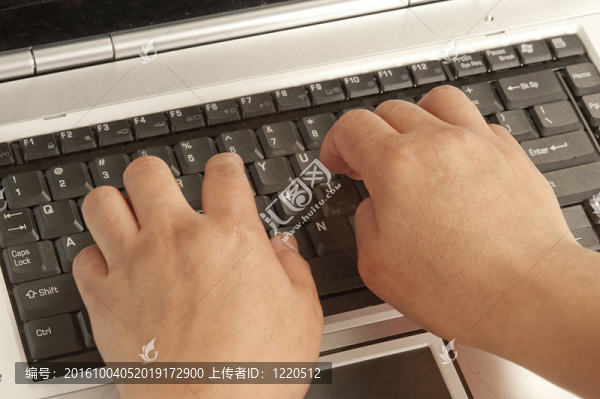 打字員在鍵盤手