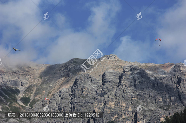 滑翔傘在阿爾卑斯山