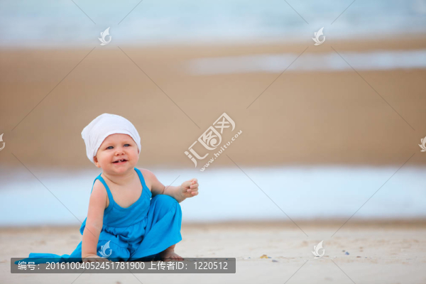 在海灘上的嬰兒