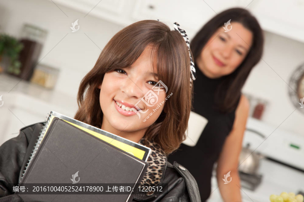 漂亮的西班牙女孩準(zhǔn)備上學(xué)