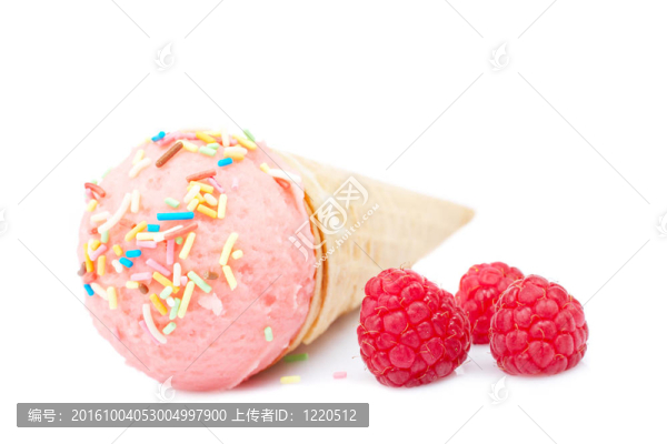 Strawberry,ice,cream,cone,with,raspberries
