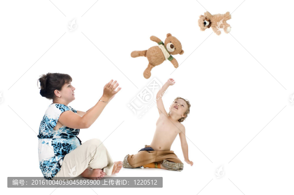 媽媽和男孩玩熊