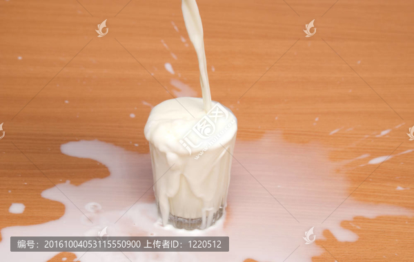 倒牛奶