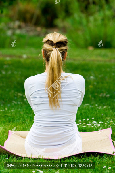 金發(fā)女孩在公園做瑜伽