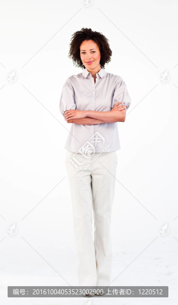 雙臂交叉在鏡頭前友好的商人