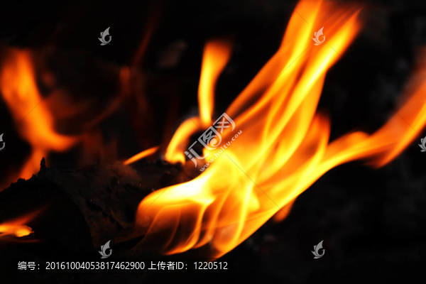 火焰在黑暗