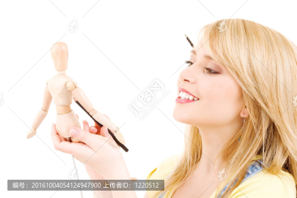 快樂少女與木制模型假人