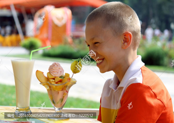 男孩和一個(gè)甜點(diǎn)