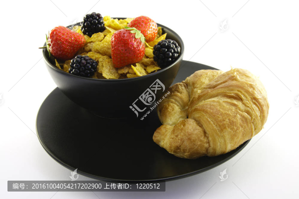 一個牛角包在黑碗玉米片