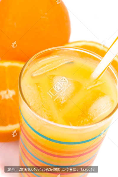 果汁和橘子杯