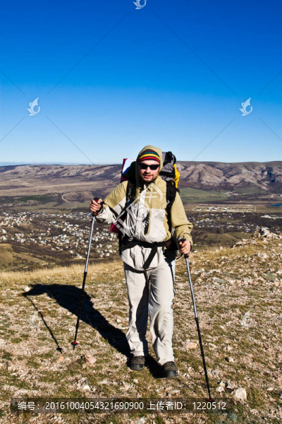 隨著登山杖的徒步旅行者