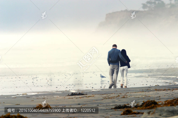 夫婦在海灘