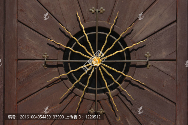 木門上的金色陽光